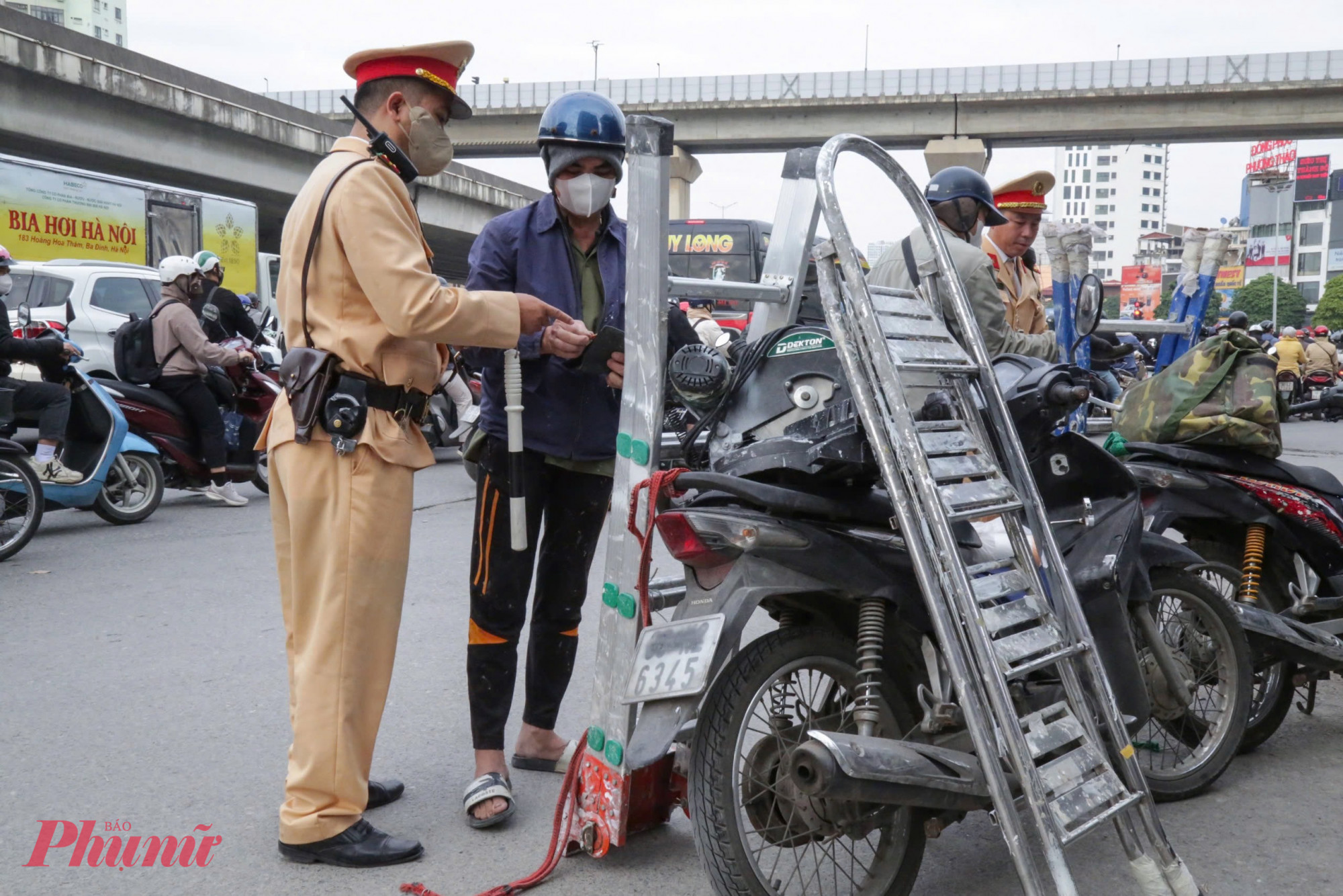 Vi phạm lỗi tương tự, anh V.X.T. (SN 1972, trú tại Ninh Bình) cho biết, bản thân thường xuyên phải mang thang đi làm nên vô tình để thang cà xước biển số.