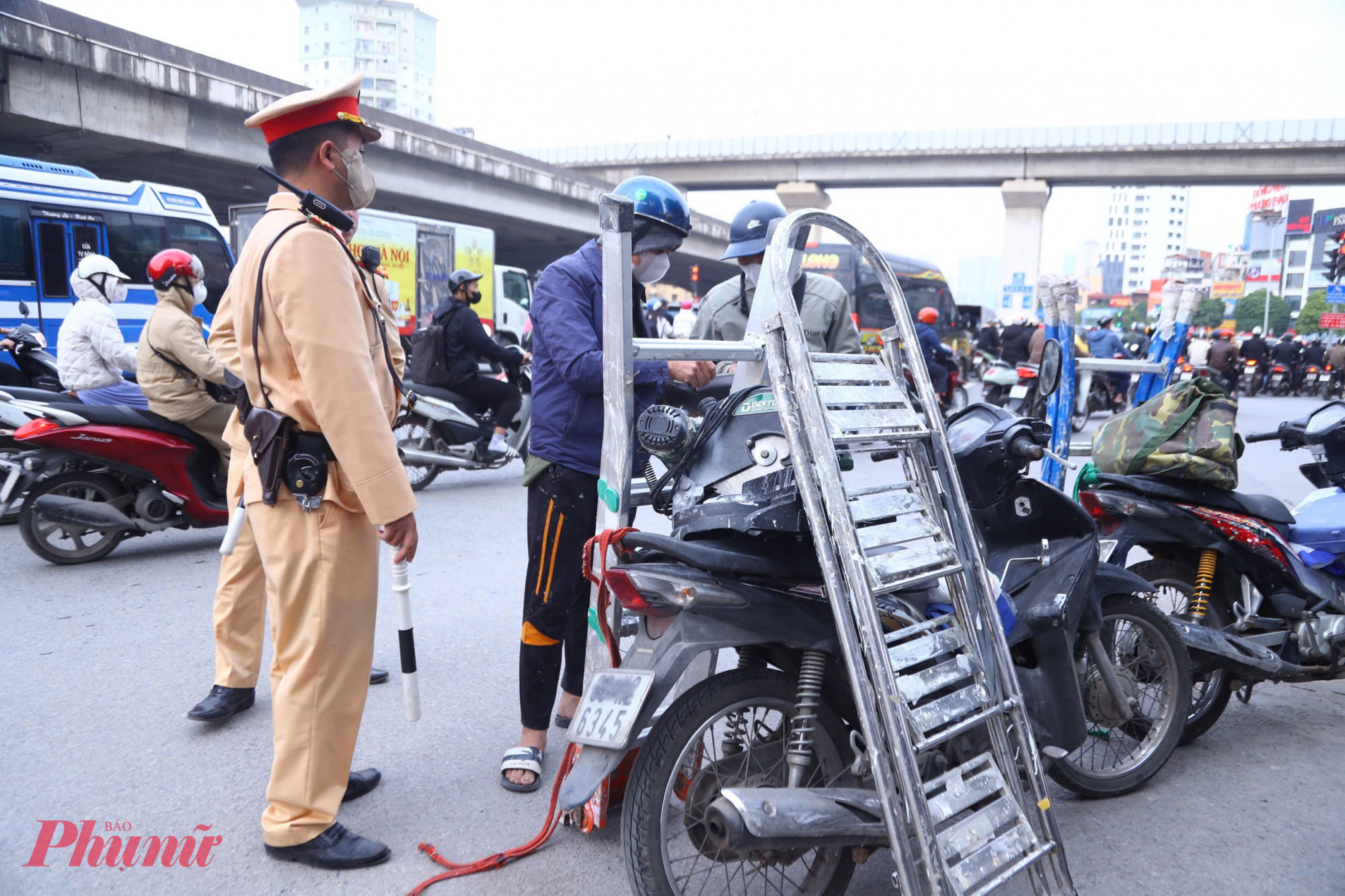 Sau lần bị xử phạt 5 triệu đồng và trừ 4 điểm trên giấy phép lái xe này tôi sẽ rút kinh nghiệm và hứa không tái phạm, tài xế P.V.H. trình bày. Các tài xế vi phạm nêu nhiều lý do để giải thích cho hành vi của mình, nhưng đều thừa nhận che biển kiểm soát vì lo ngại phạt nguội.