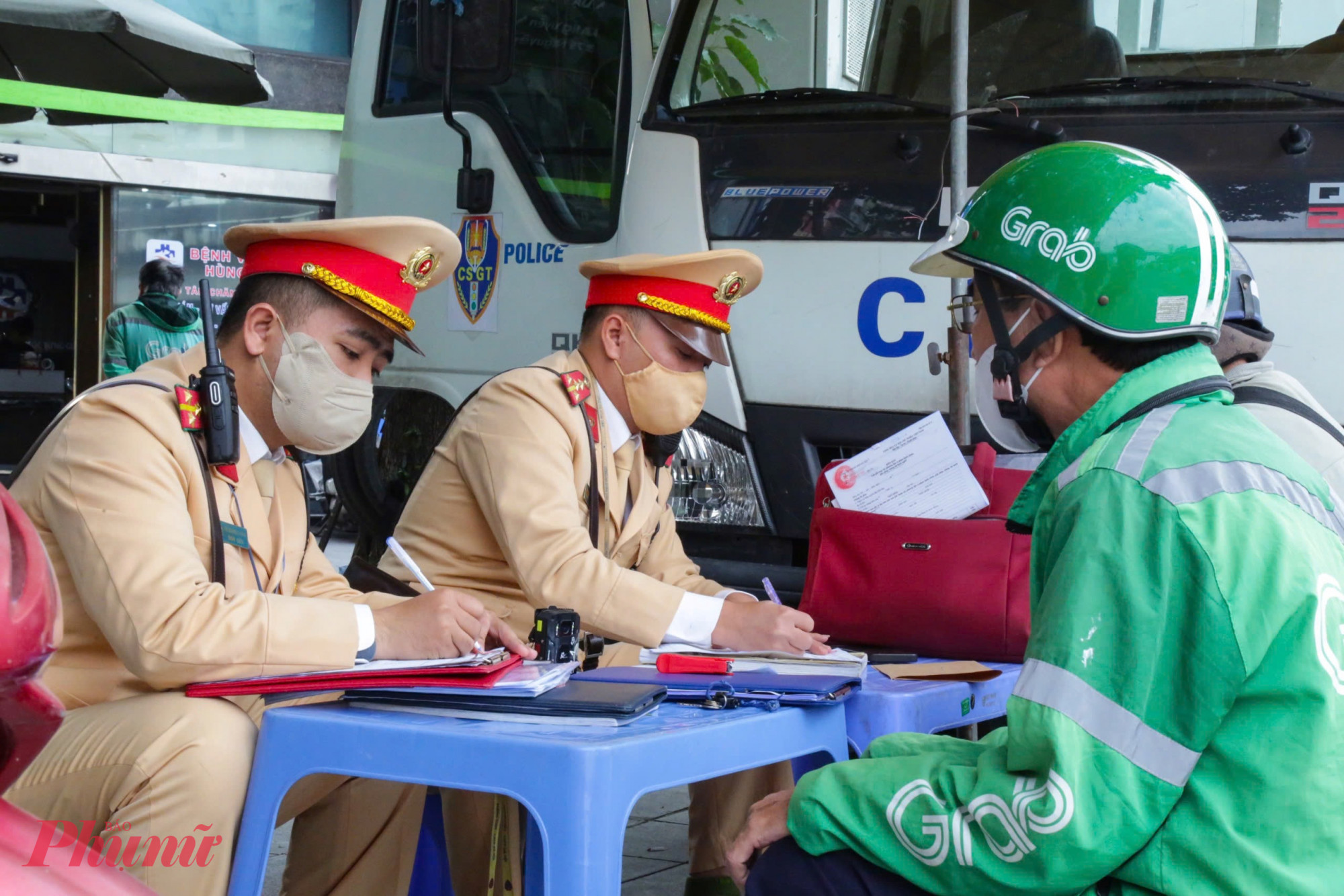 Sáng nay tôi dừng xe ở vỉa hè để ăn sáng, chắc có ai đó đã nghịch rồi treo khẩu trang lên biển số xe tôi. Tôi xin hứa là không che dán biển số, mong các đồng chí bỏ qua cho lần này, ông C. nói nhưng vẫn bị CSGT lập biên bản xử phạt 5 triệu đồng và trừ 6 điểm giấy phép lái xe.