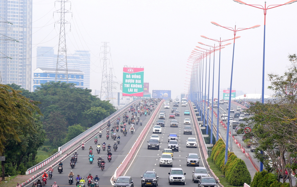 Khu vực cầu Sài Gòn (TPHCM) mờ ảo trong màn bụi mù - ẢNH: NGUYỄN VĂN