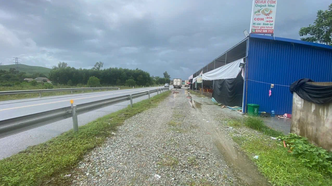 Vị trí xảy ra vụ tai nạn gây chết người và các điểm bất cập đã được CSGT chỉ ra cho đơn vị quản lý đường nhưng đến nay vẫn chưa được khắc phục_Ảnh: Cục CSGT.