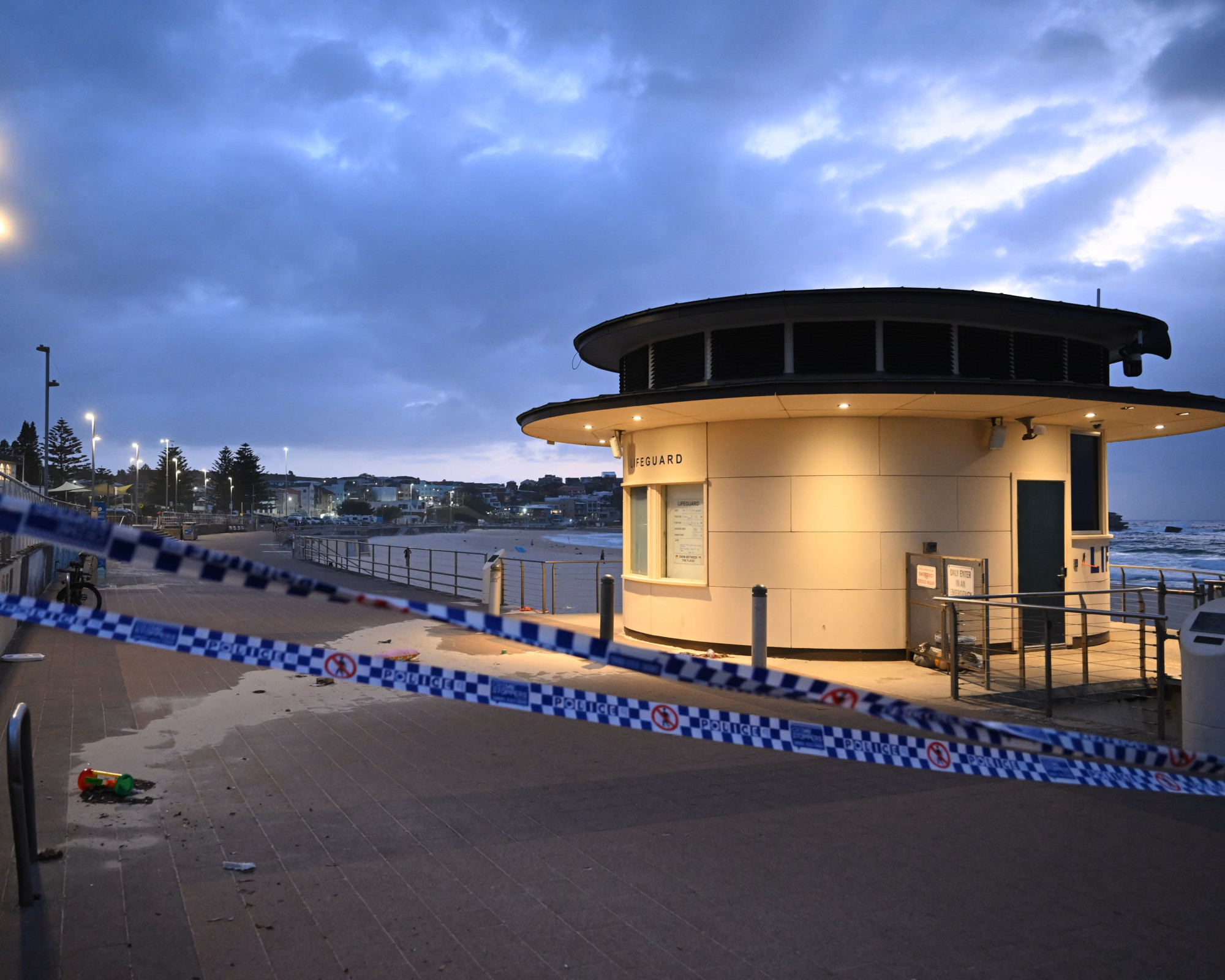 Bãi biển Bondi vẫn đóng cửa vào ngày 15/12 theo sau một vụ xả súng khiến ít nhất 16 người thiệt mạng - Ảnh: Dean Lewins/EPA