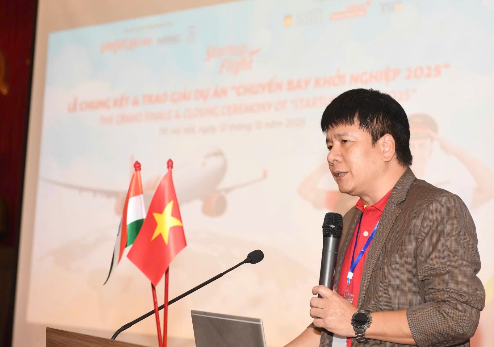 Đại diện Vietjet - ông Dương Hoài Nam - Giám đốc Văn phòng miền Bắc Vietjet chúc mừng các đội thi tại vòng Chung kết Chuyến bay Khởi nghiệp - Ảnh: Vietjet