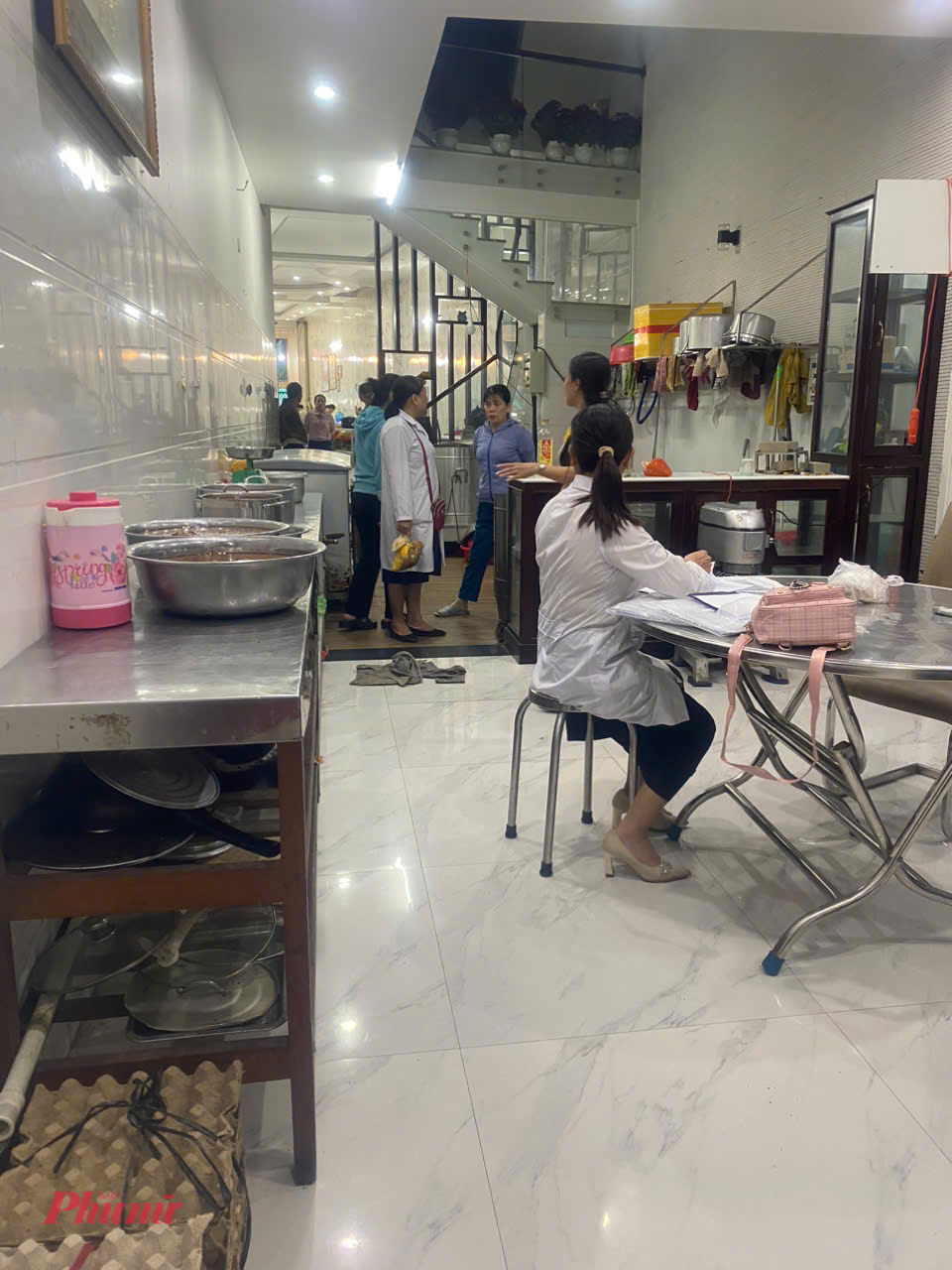 Đoàn điều tra tiến hành điều tra tại các cơ sở bánh mì Hồng Vân, phát hiện nhiều vi phạm.