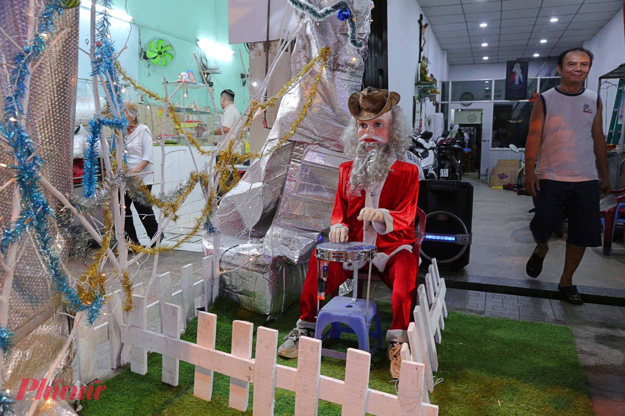 Ông Hoàng Chinh chia sẻ: Năm nào tôi cũng tự trang trí để mừng Chúa giáng sinh cho ngôi nhà của mình và mỗi năm đều một kiểu khác nhau. Năm nay tôi chi khoảng 40-50 triệu đồng để làm thêm hình ông Già Noel ngồi trước nhà chơi trống với tiểu cảnh chuyển động, mất khoảng 1 tháng mới hoàn thành việc trang trí Giáng sinh này.