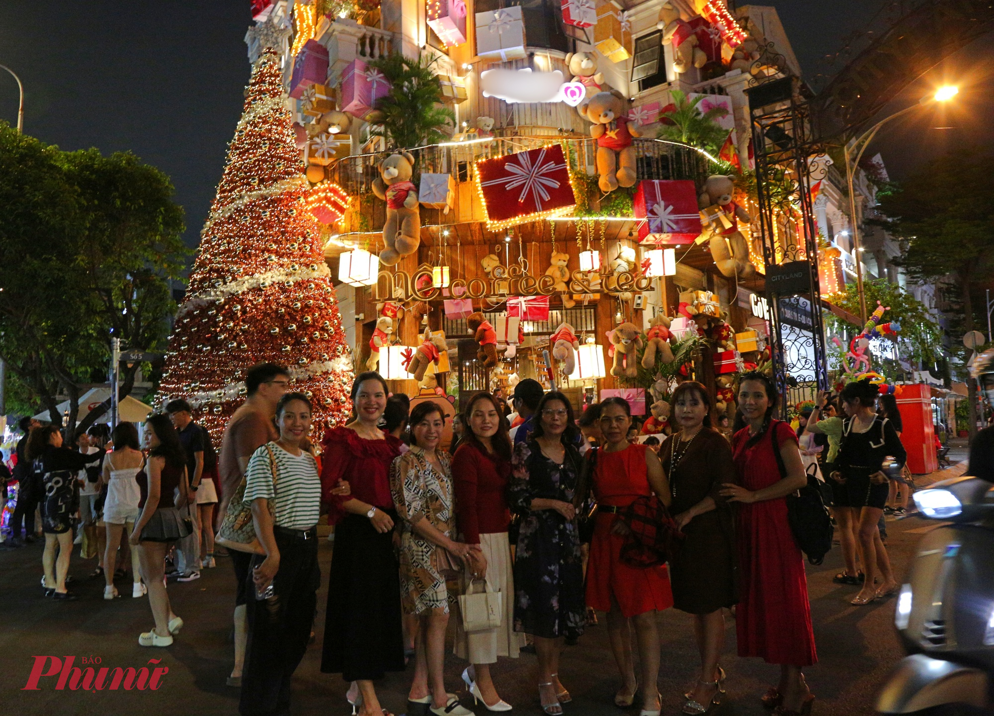 Các gia đình ghé lại check in Giáng sinh