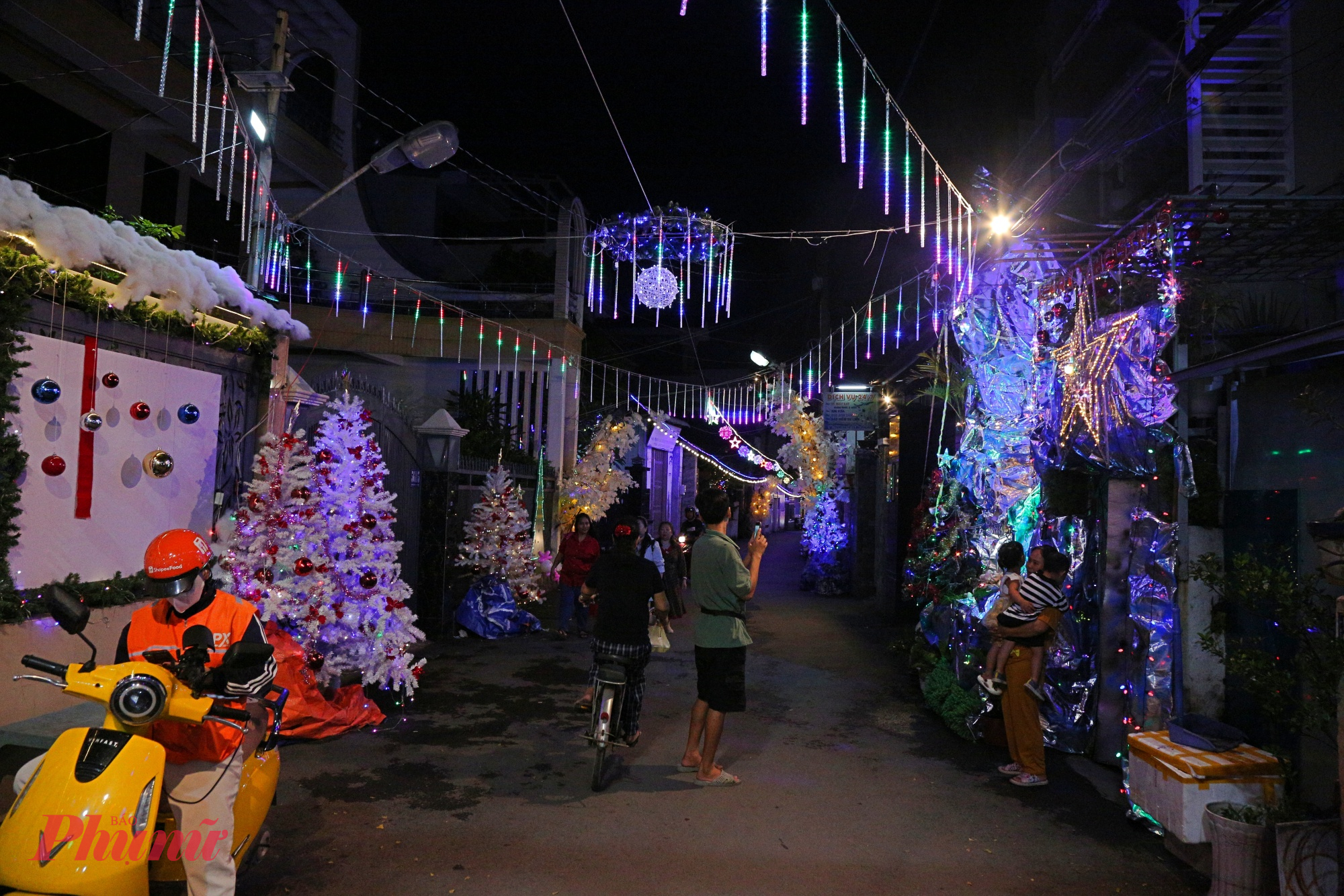 Từ đầu hẻm, tiếng nhạc Giáng sinh rộn ràng vang lên, hòa cùng tiếng cười nói của trẻ nhỏ và bước chân nườm nượp của người tham quan.