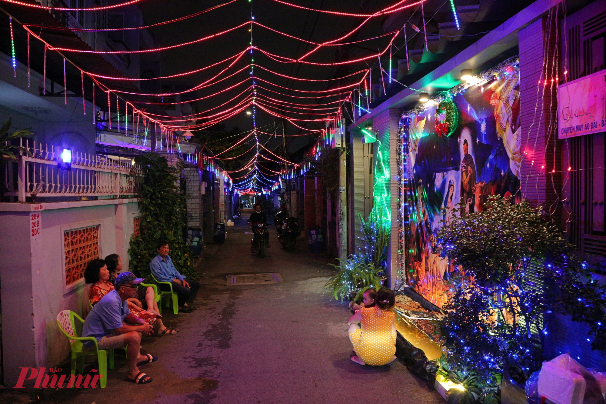 Một số con hẻm ở khu vực Giáo xứ Tam Hà (TP Thủ Đức - trước đây) cũng trang trí lung linh. Trong ảnh những người dân trong hẻm trên đường Tam Hà ngồi trò chuyện thư giãn, ngắm thành quả trang trí Giáng sinh của cả hẻm. Không chỉ là dịp trang trí đẹp mắt, Giáng sinh ở những con hẻm Sài Gòn còn là câu chuyện của sự gắn kết cộng đồng.