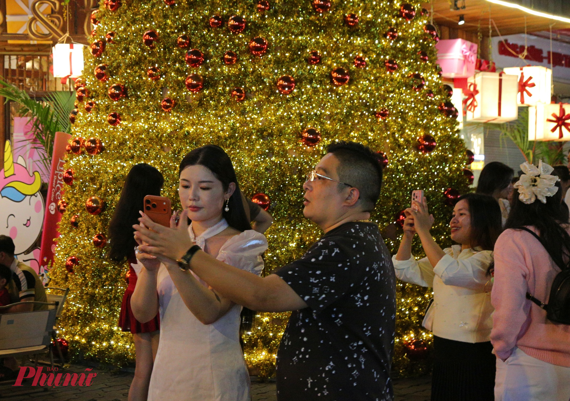 Giữa nhịp sống hối hả của đô thị, những con hẻm Giáng sinh ở TP.HCM mang đến một khoảng lặng ấm áp.