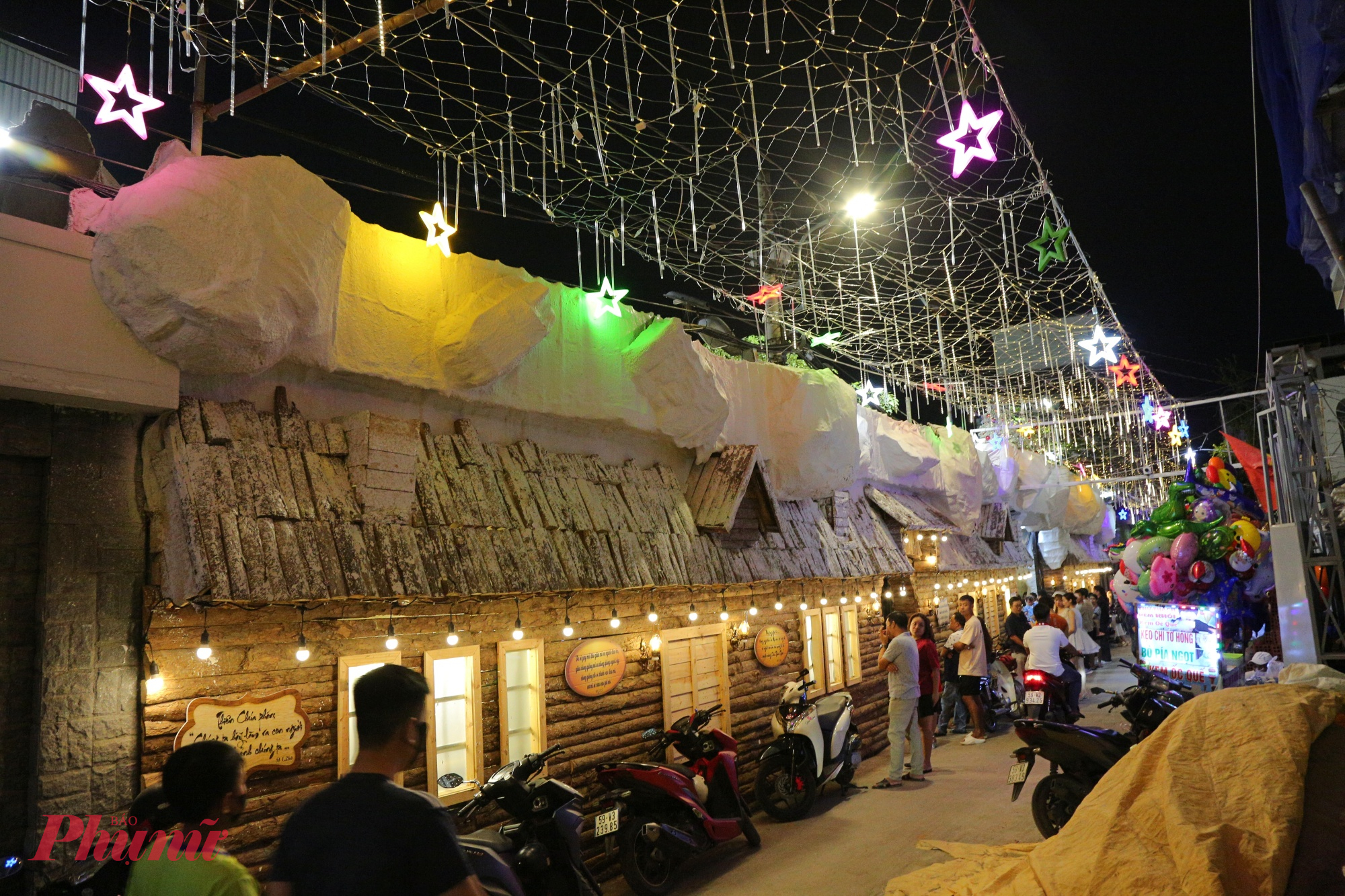 Một con hẻm dẫn vào Giáo sư Hợp An trên đường Phạm Văn Chiêu cũng được trang trí với ngôi nhà tuyết trắng dịp Giáng Sinh. 