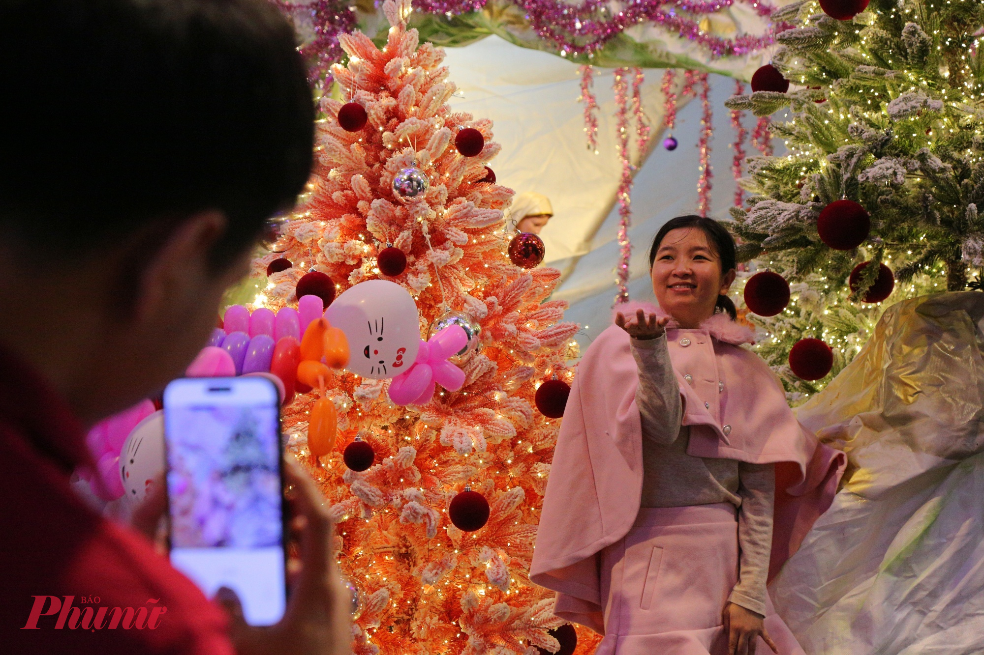 Nhiều bạn trẻ không giấu được sự choáng ngợp trước vẻ đẹp bất ngờ của những con hẻm nhỏ.