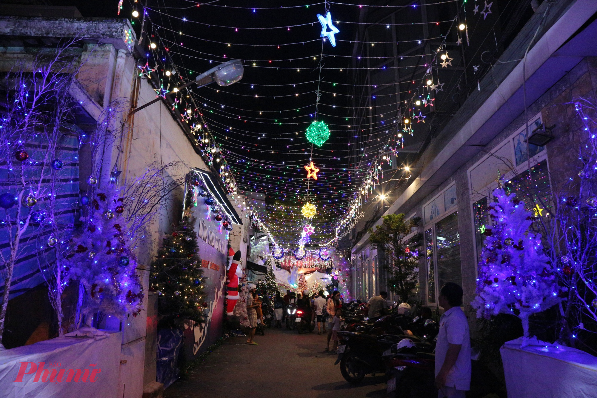 Không cần những đại lộ rực rỡ hay trung tâm thương mại hào nhoáng, không khí Noel ở Sài Gòn năm nay lan tỏa ấm áp từ chính những con hẻm quen thuộc, nơi người dân tự tay thắp sáng mùa lễ hội.