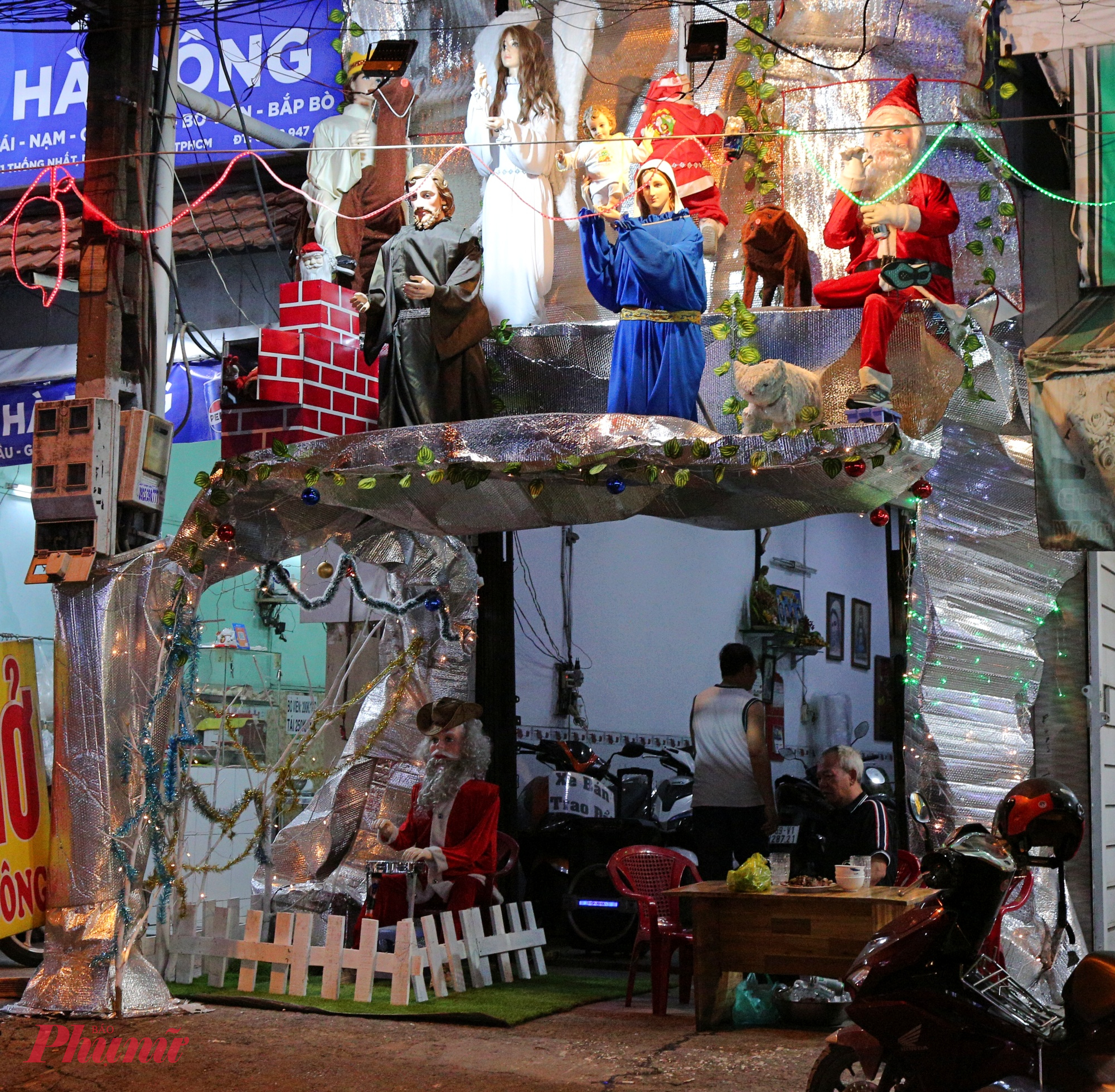 Ngoài các con hẻm, một số nhà dân trên đường Thống Nhất (quận Gò Vấp - trước đây) cũng tự trang trí hoành tráng cho tổ ấm của mình để mừng Chúa giáng sinh, trong đó có nhà ông Hoàng Chinh. 