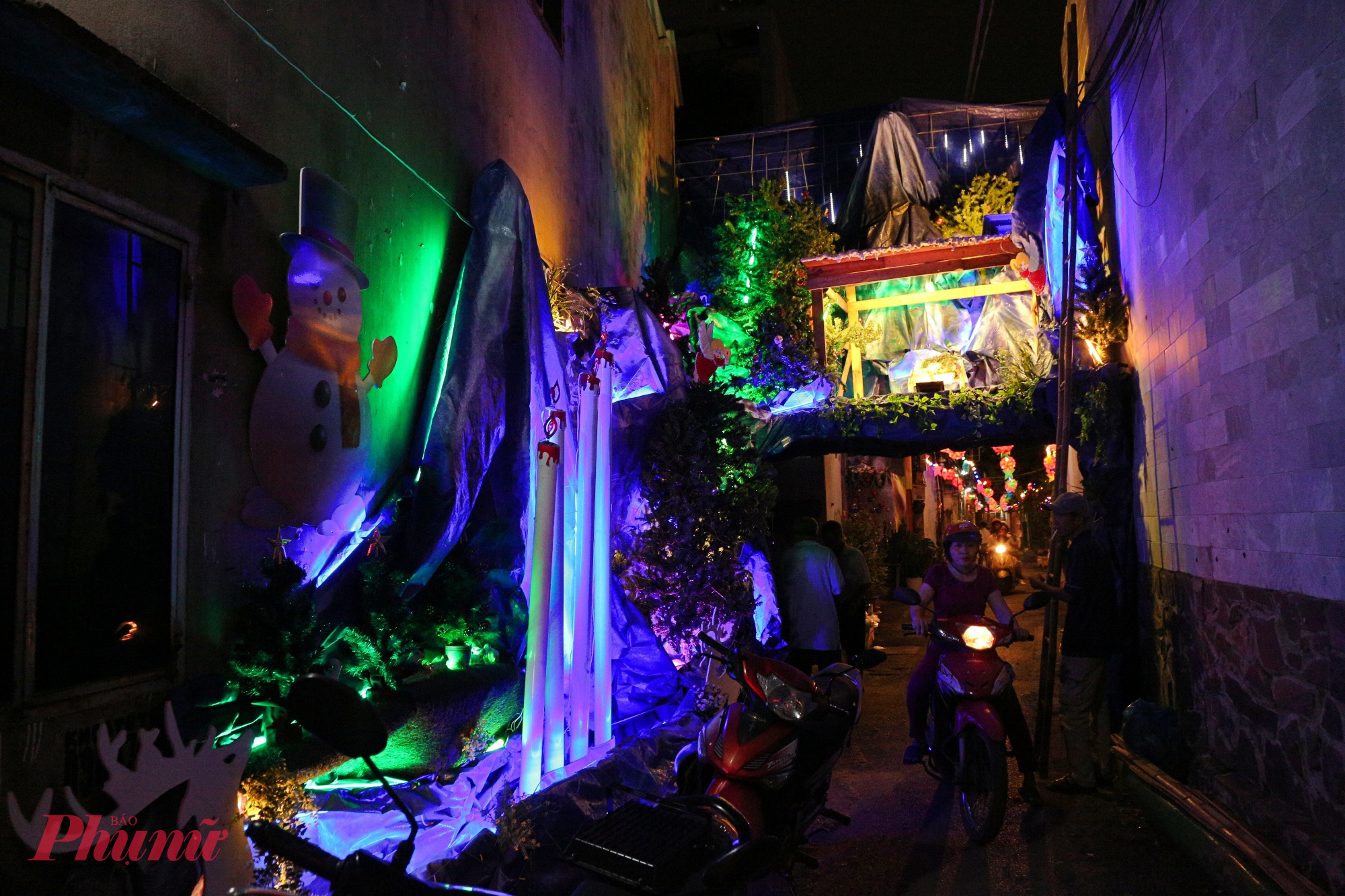 Một con hẻm trên đường Thống Nhất được người dân cùng góp tiền trang trí Giáng sinh. Đi sâu vào các hẻm, lối dẫn vào các nhà thờ càng trở nên rực rỡ hơn. Các nhà thờ tại Gò Vấp được trang hoàng lộng lẫy với đèn sao, cây thông lớn, hang đá Giáng sinh tái hiện cảnh Chúa ra đời.