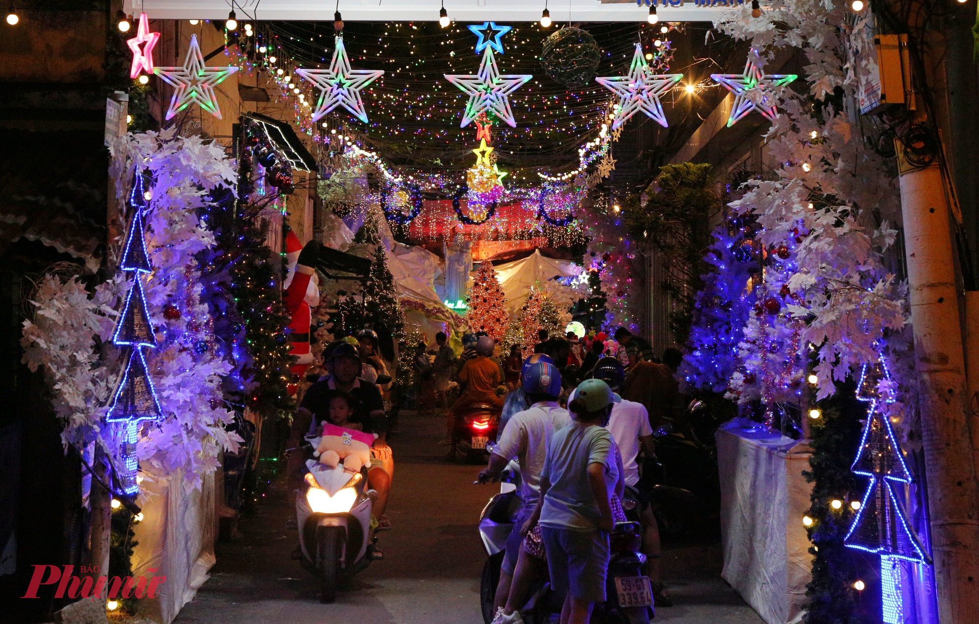 Những ngày cận Giáng sinh, khi màn đêm vừa buông xuống, các con hẻm nhỏ ở TPHCM bỗng khoác lên mình diện mạo hoàn toàn khác.