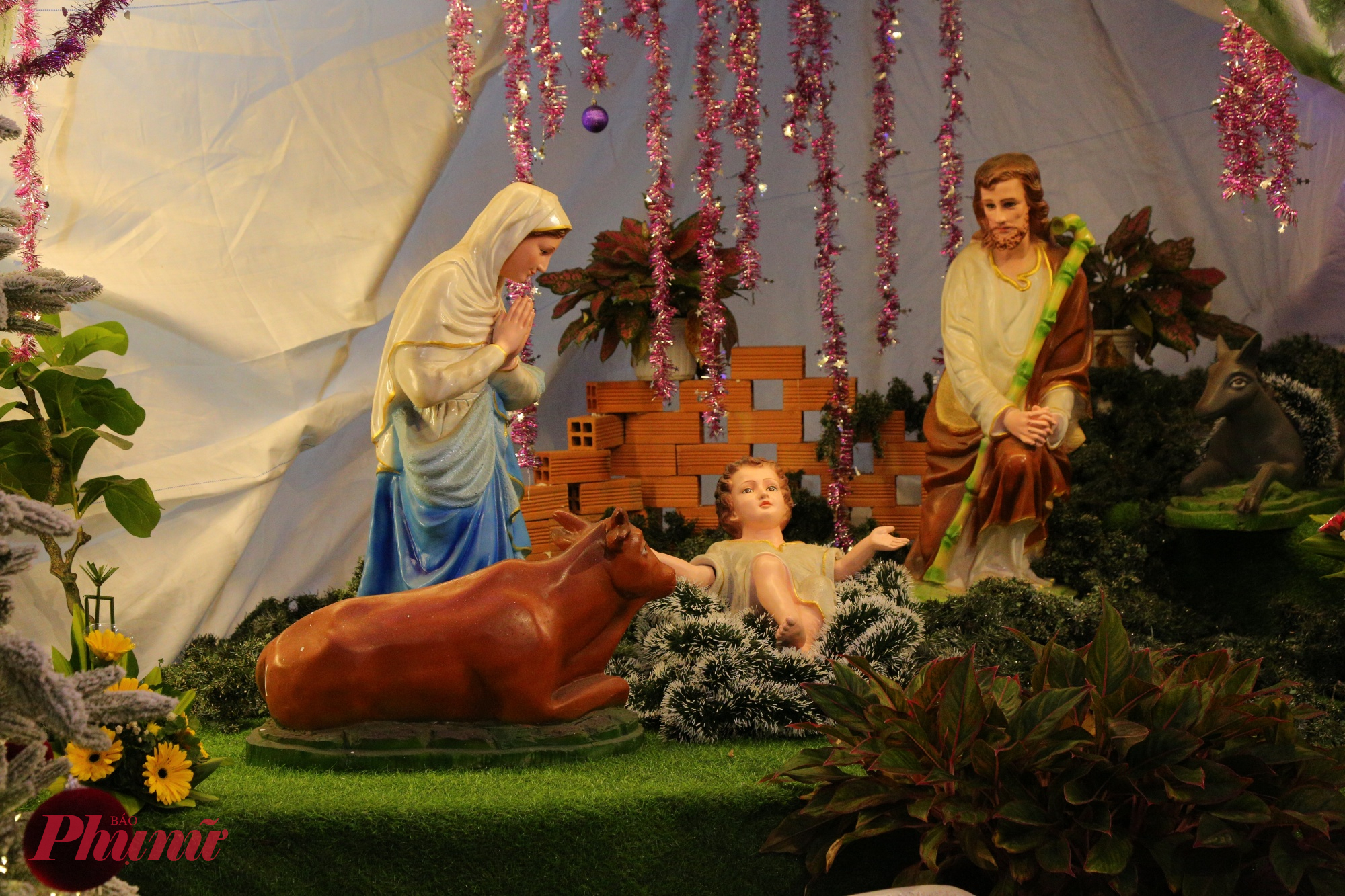 Nhiều tiểu cảnh mừng Chúa giáng sinh được tái hiện tại các con hẻm khiến nhiều người ấn tượng.