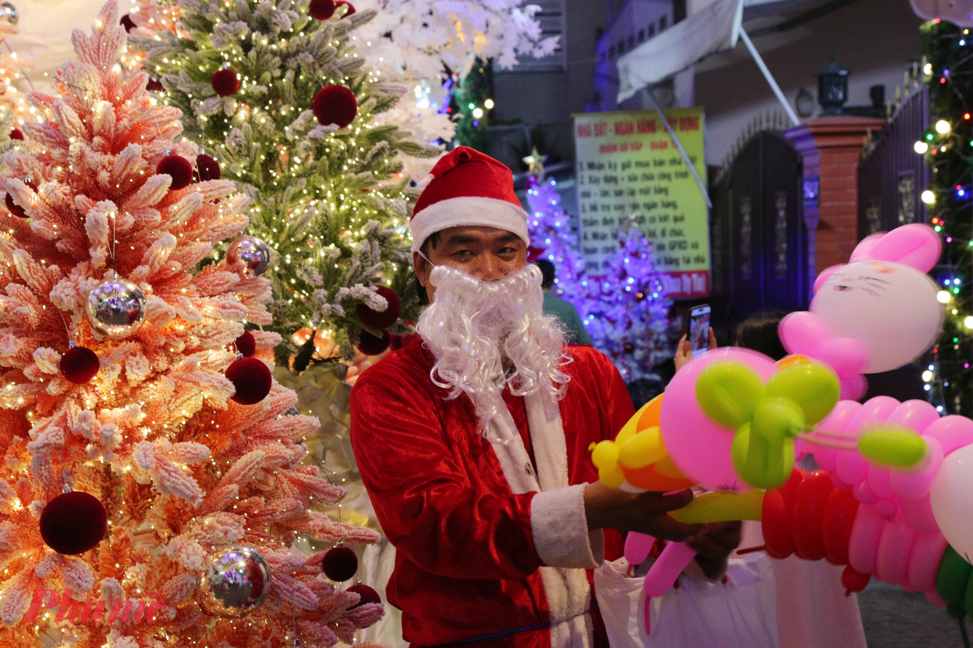 Dịp này một số người dân cũng hóa thân thành ông Già Noel để giúp các em nhỏ có thêm niềm vui.