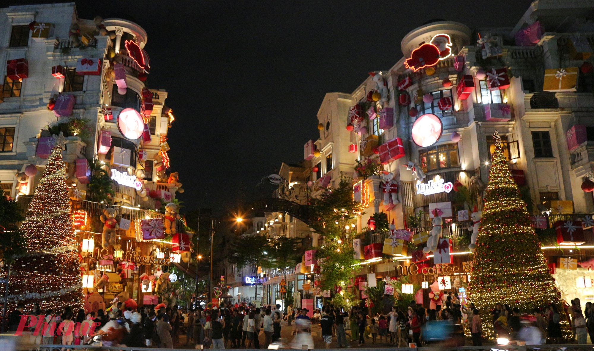 Hai tòa nhà đối diện trên đường Phan Văn Trị, Gò Vấp cũng trang trí rực rỡ thu hút rất nhiều người dân đến check in 