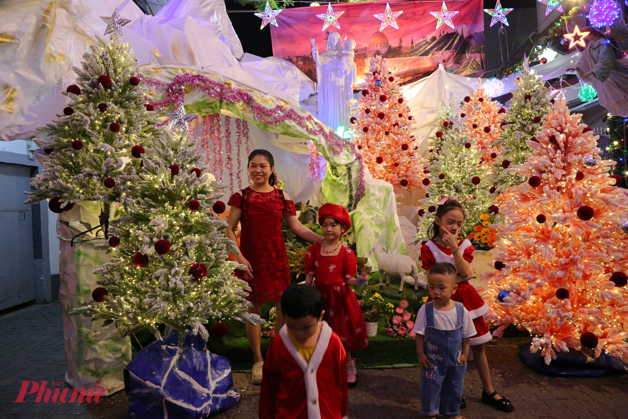 Trẻ em thích 'check in cùng tiểu cảnh hang đá Giáng sinh tại con hẻm. Người lớn thì thong thả dạo bước, vừa ngắm cảnh vừa trò chuyện, tận hưởng cảm giác Giáng sinh rất riêng của Sài Gòn khi không quá lạnh, không tuyết trắng, nhưng ấm áp tình người.