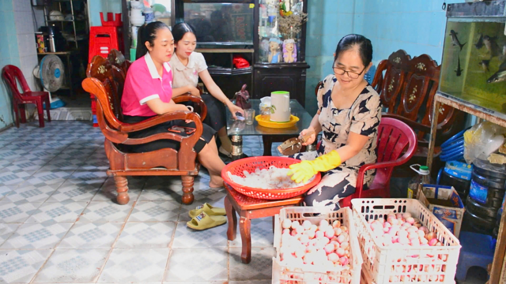 Hội LHPN phường Bà Rịa thăm hỏi, kiểm tra việc sử dụng vốn với trường hợp của bà Nguyễn Thị Trường - người vừa được hội tặng vốn để phát triển buôn bán nhỏ - ẢNH: T.N.