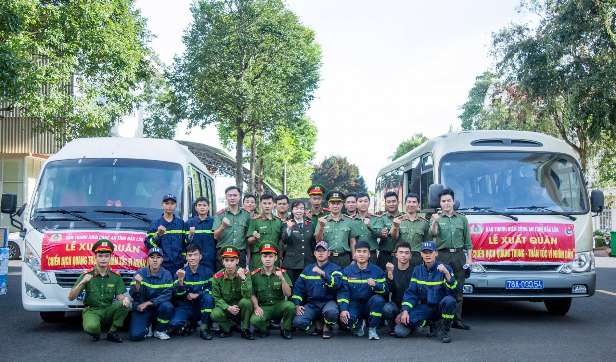 Công an tỉnh Đắk Lắk tổ chức lễ xuất quân tăng cường gần 100 cán bộ, chiến sĩ, xuống phía đông tỉnh Đắk Lắk để hỗ trợ xây nhà cho người dân bị thiệt hại do đợt mưa lũ vừa qua. Ảnh: Công an tỉnh Đắk Lắk