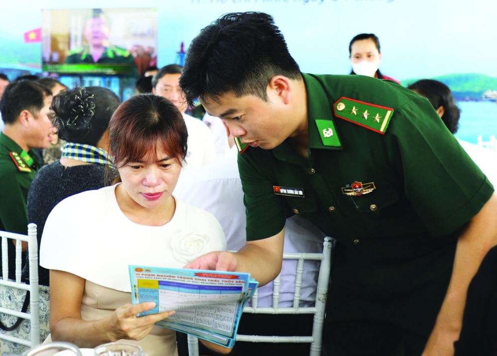 TPHCM: Nhiều giải pháp ngăn khai thác hải sản bất hợp pháp Cán bộ lực lượng biên phòng tuyên truyền về chống khai thác thủy hải sản bất hợp pháp cho người dân phường Phước Thắng, TPHCM