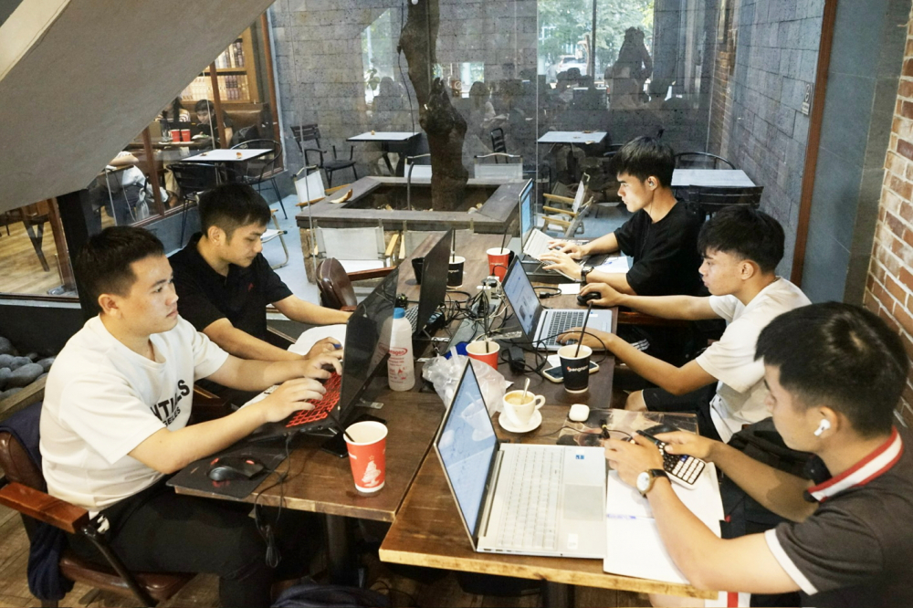 Nhóm sinh viên Trường đại học Bách khoa TPHCM tập trung ôn tập trước khi thi cuối kỳ - ẢNH: THẢO HIẾU