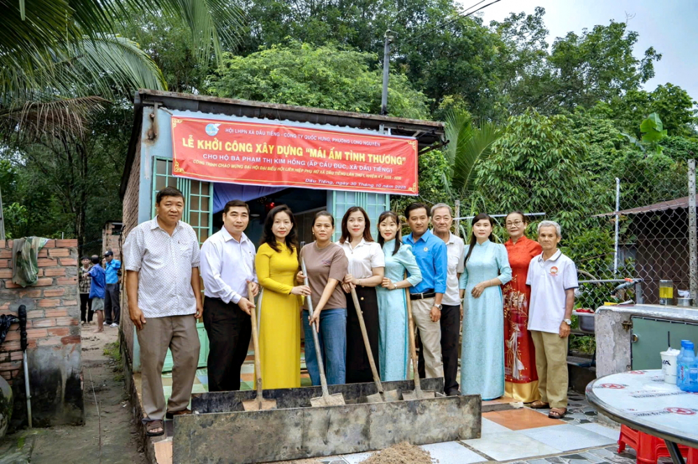 Bà Huỳnh Thị Thúy Phương (thứ ba từ trái qua) - Phó chủ tịch Hội LHPN TPHCM - cùng đại diện địa phương, đơn vị tài trợ dự lễ khởi công căn nhà mới cho chị Phạm Thị Kim Hồng vào tháng 10/2025 - ẢNH: T.N.