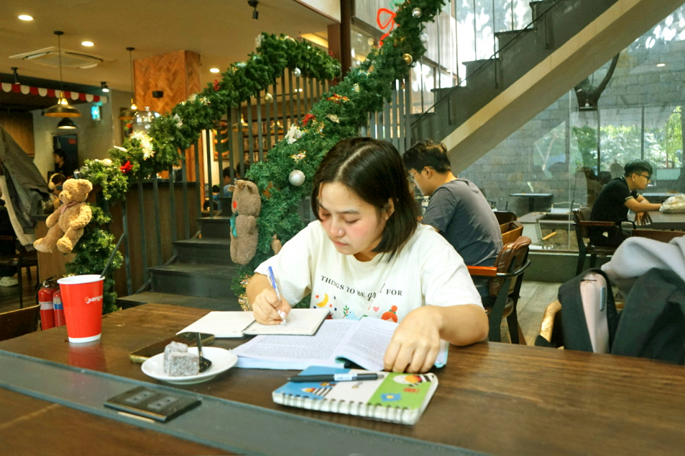 Không ít bạn trẻ đến quán cà phê khi muốn thay đổi không gian làm việc 