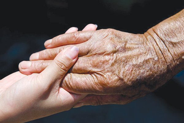 Công sinh thành dưỡng dục tựa trời biển của cha mẹ, sao nỡ đành quên? Ảnh: Shutterstock