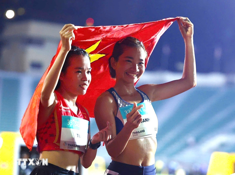 Nguyễn Thị Oanh (phải) và Lê Thị Tuyết độc chiếm 2 tấm HCV, HCB ở cự ly 10.000m nữ tại SEA Games 33. (Ảnh: TTXVN)