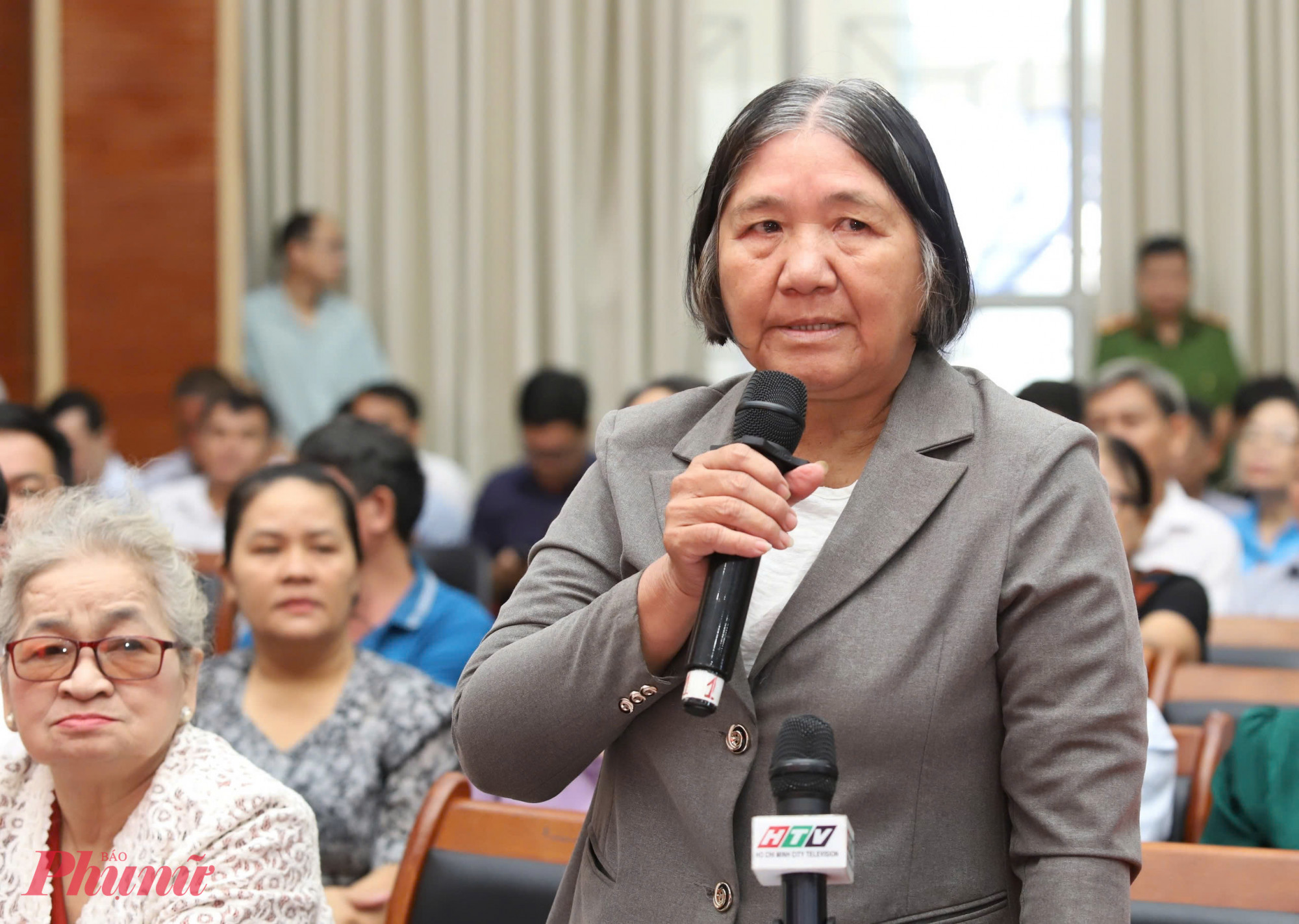 Bí thư Trần Lưu Quang yêu cầu xử lý dứt điểm các kiến nghị chính đáng của cử tri Cử tri Trần Thị Quỳnh Mai (phường Dĩ An) nêu ý kiến tại buổi tiếp xúc - Ảnh: Thanh Tâm