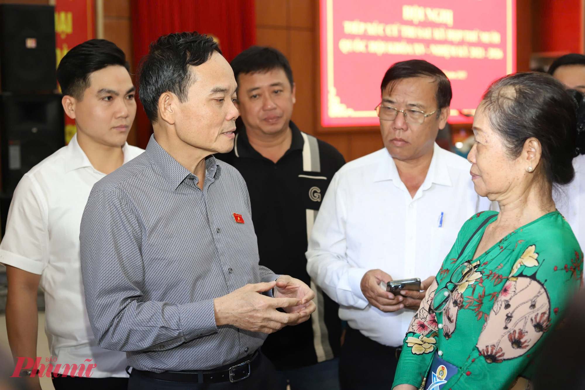 Bí thư Trần Lưu Quang yêu cầu xử lý dứt điểm các kiến nghị chính đáng của cử tri Bí thư Thành ủy TPHCM Trần Lưu Quang trò chuyện cùng bà con sau buổi tiếp xúc - Ảnh: Thanh Tâm