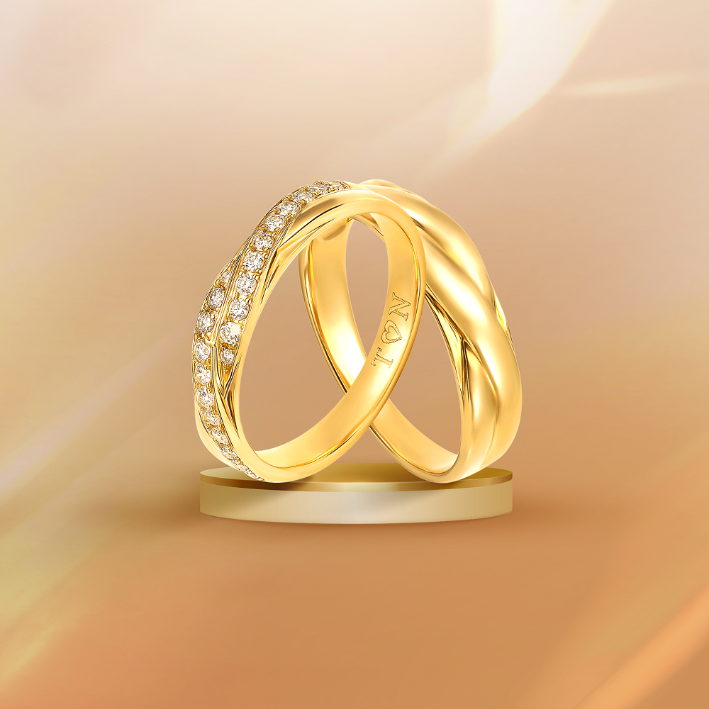 Cặp nhẫn kim cương vàng 18K sở hữu thiết kế uốn lượn mang tính biểu tượng cao - Ảnh: PNJ