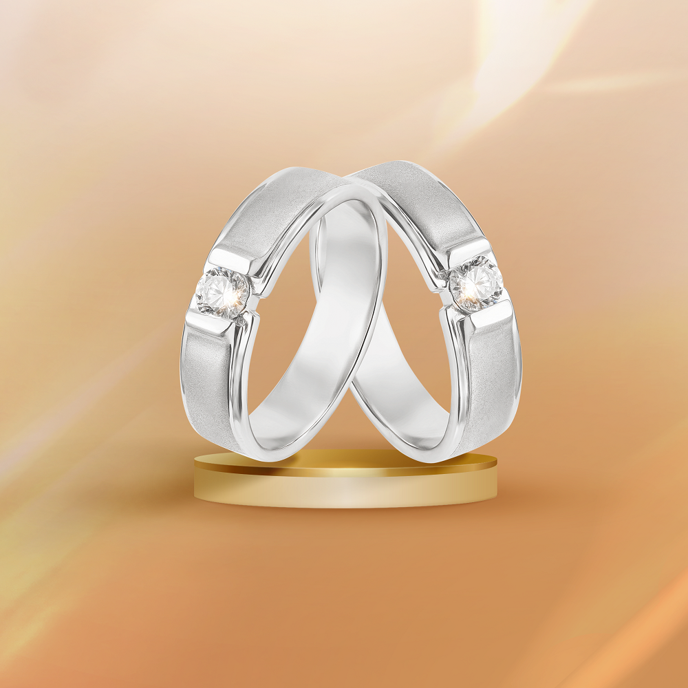 Với gam màu trắng, cặp nhẫn vàng 10K đính đá ECZ phù hợp cho các cặp đôi yêu thích sự hiện đại - Ảnh: PNJ