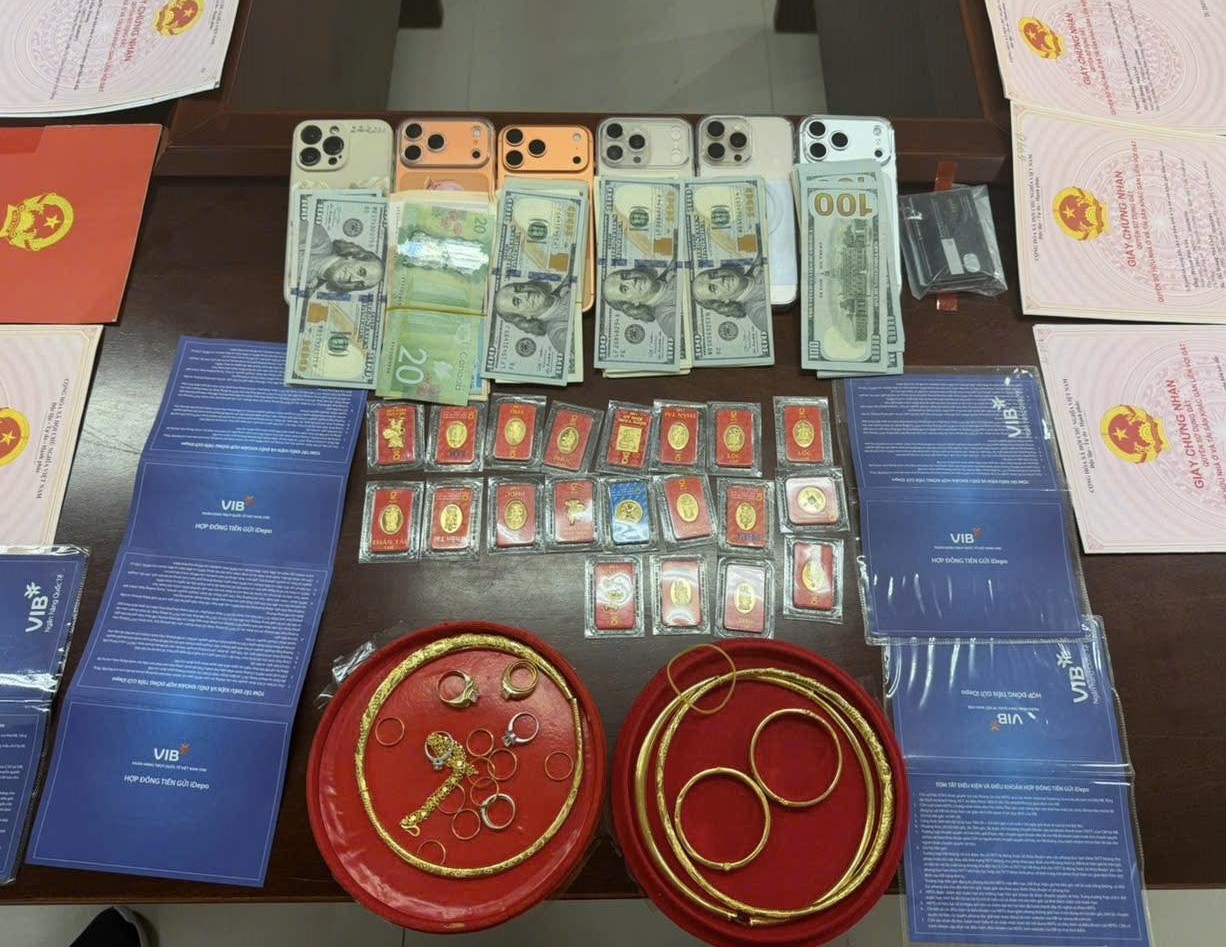 Ngoài số hiện vật bị thu giữ, Cảnh sát điều tra đã tạm dừng giao dịch các tài khoản ngân hàng, bất động sản liên quan trị giá trên 600 tỉ đồng_Ảnh: Công an Đà Nẵng.