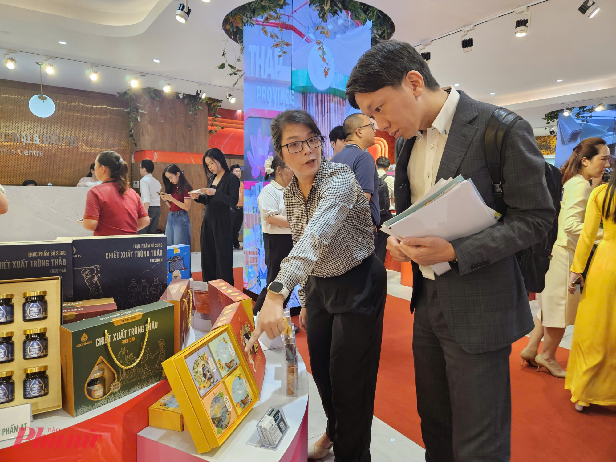 Doanh nghiệp giới thiệu giỏ quà tết tới khách tham quan tại sự kiện