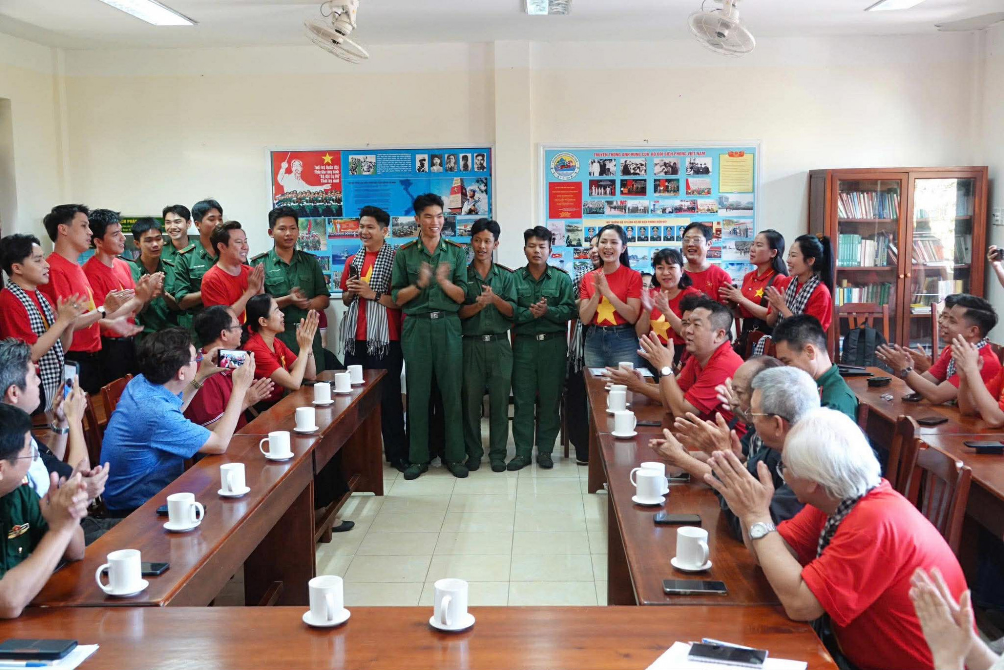 HIEUTHUHAI: “Tôi thấy mình thật nhỏ bé và còn phải cố gắng, học hỏi nhiều hơn nữa” Đoàn nghệ sĩ TPHCM và các chiên sĩ biên phòng cùng hoà giọng ca khúc Viết tiếp câu chuyện hoà bình của nhjac sĩ Nguyễn Văn Chung. Ảnh: Mạnh Hảo