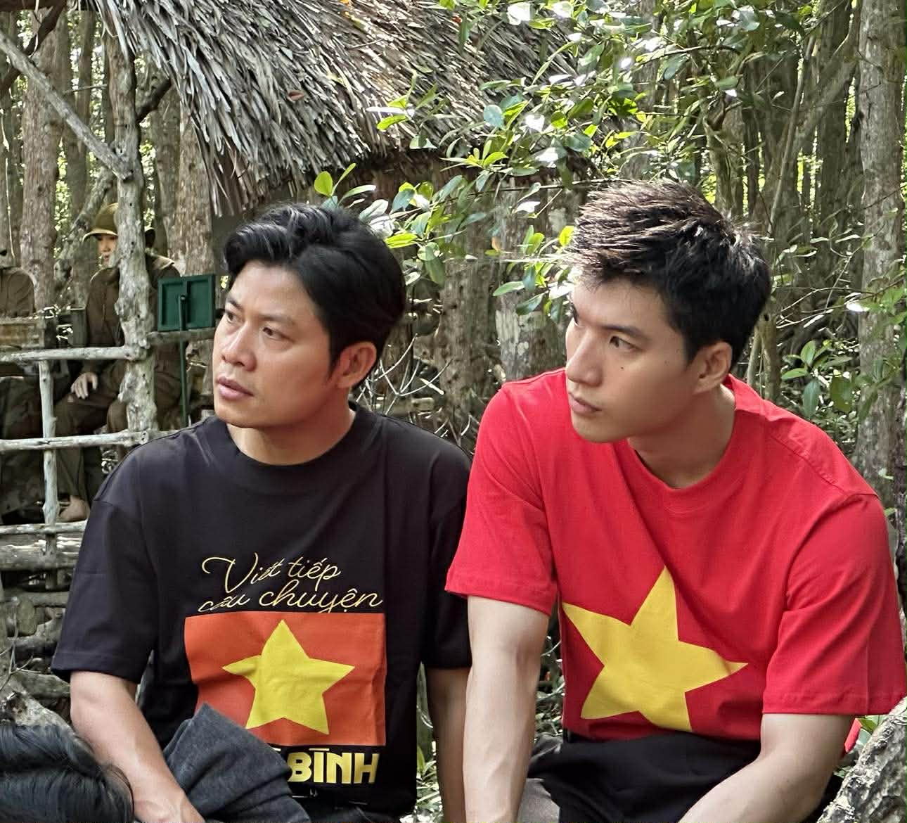 HIEUTHUHAI: “Tôi thấy mình thật nhỏ bé và còn phải cố gắng, học hỏi nhiều hơn nữa” Nhạc sĩ Nguyễn Văn Chung và HIEUTHUHAI đang chăm chú lăng nghe bộ đội kể lại những chiến công và sự hy sinh của bộ đội đặc công rừng Sác trong những năm kháng chiến chống Mỹ. Ảnh: TV