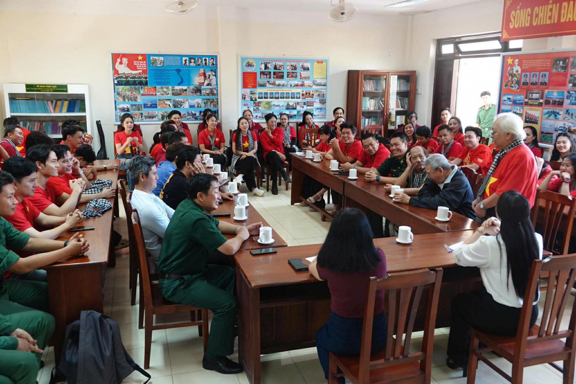 HIEUTHUHAI: “Tôi thấy mình thật nhỏ bé và còn phải cố gắng, học hỏi nhiều hơn nữa” Hội trường hào hứng với lối kể chuyện cuốn hút, dí dỏm và sinh động của nhạc sĩ Trần Xuân TIến