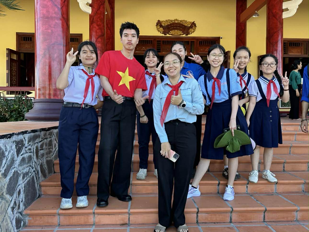 HIEUTHUHAI: “Tôi thấy mình thật nhỏ bé và còn phải cố gắng, học hỏi nhiều hơn nữa” HIEUTHUHAI chụp ảnh cùng các em học sinh Cần Giờ. Ảnh: T.V