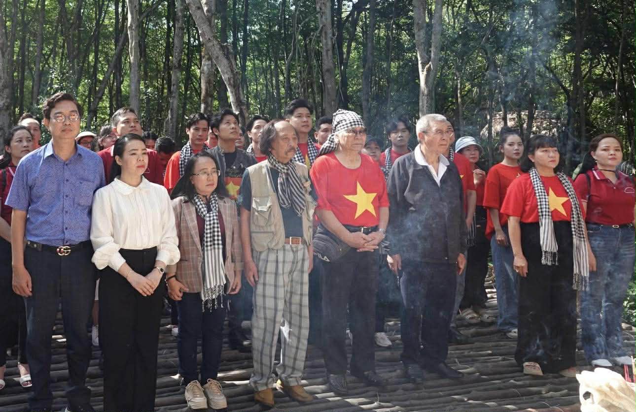 HIEUTHUHAI: “Tôi thấy mình thật nhỏ bé và còn phải cố gắng, học hỏi nhiều hơn nữa” Từ trái sang: