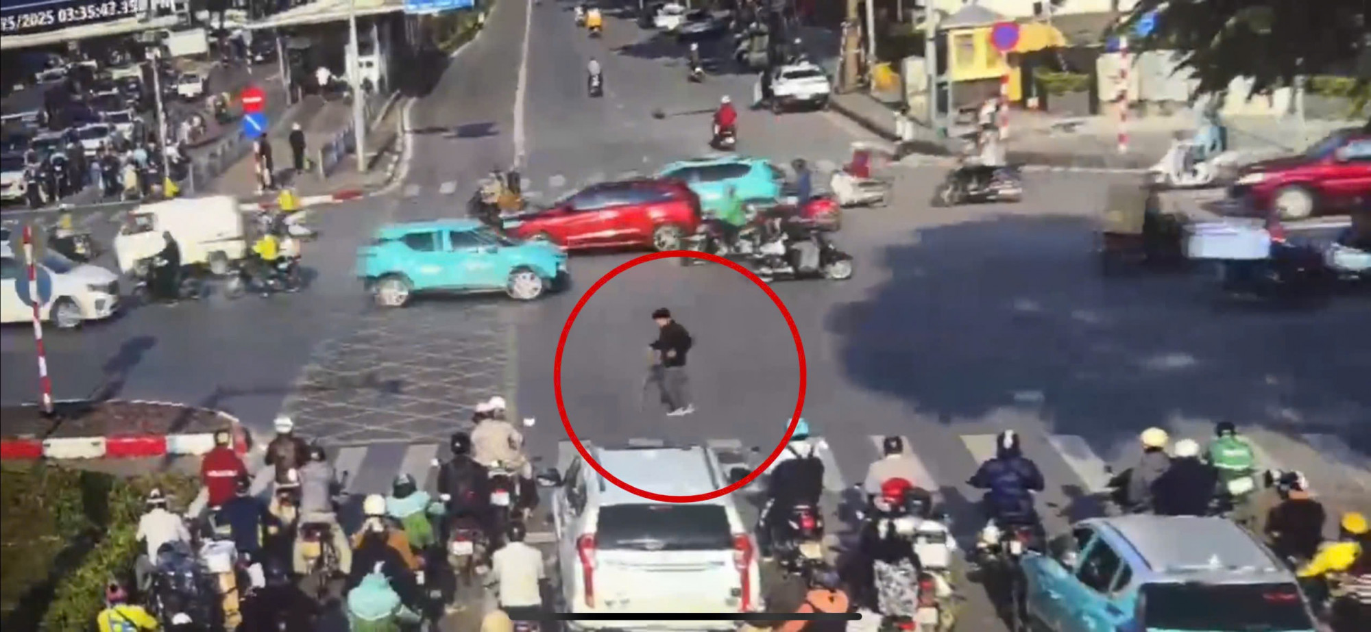 Hình ảnh cụ ông đi lạc trích từ camera AI. Ảnh: Công an cung cấp