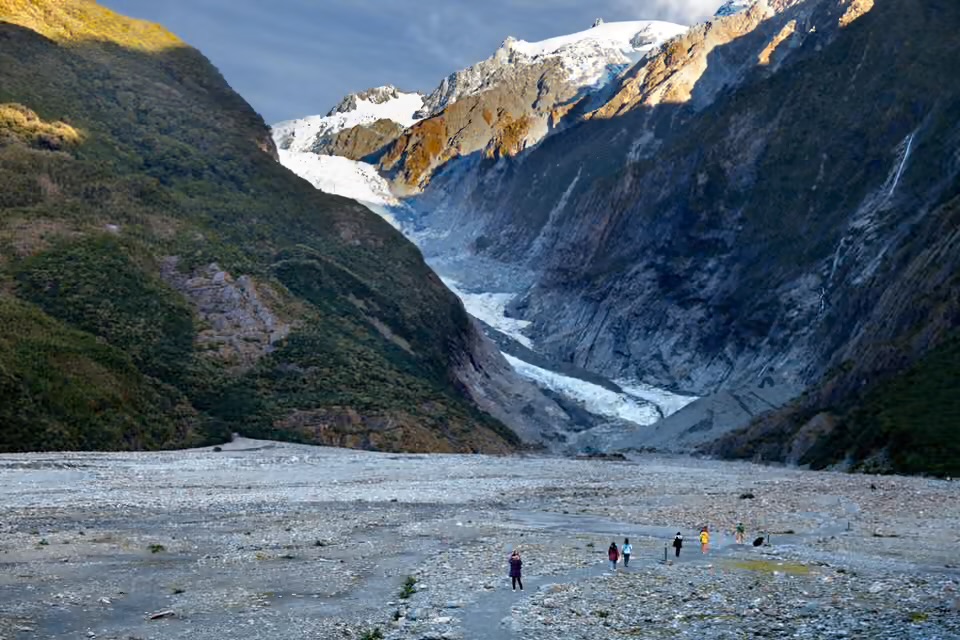 Sông băng Kā Roimata o Hine Hukatere ở New Zealand đang bị mất băng nghiêm trọng - Ảnh: Jon Bower