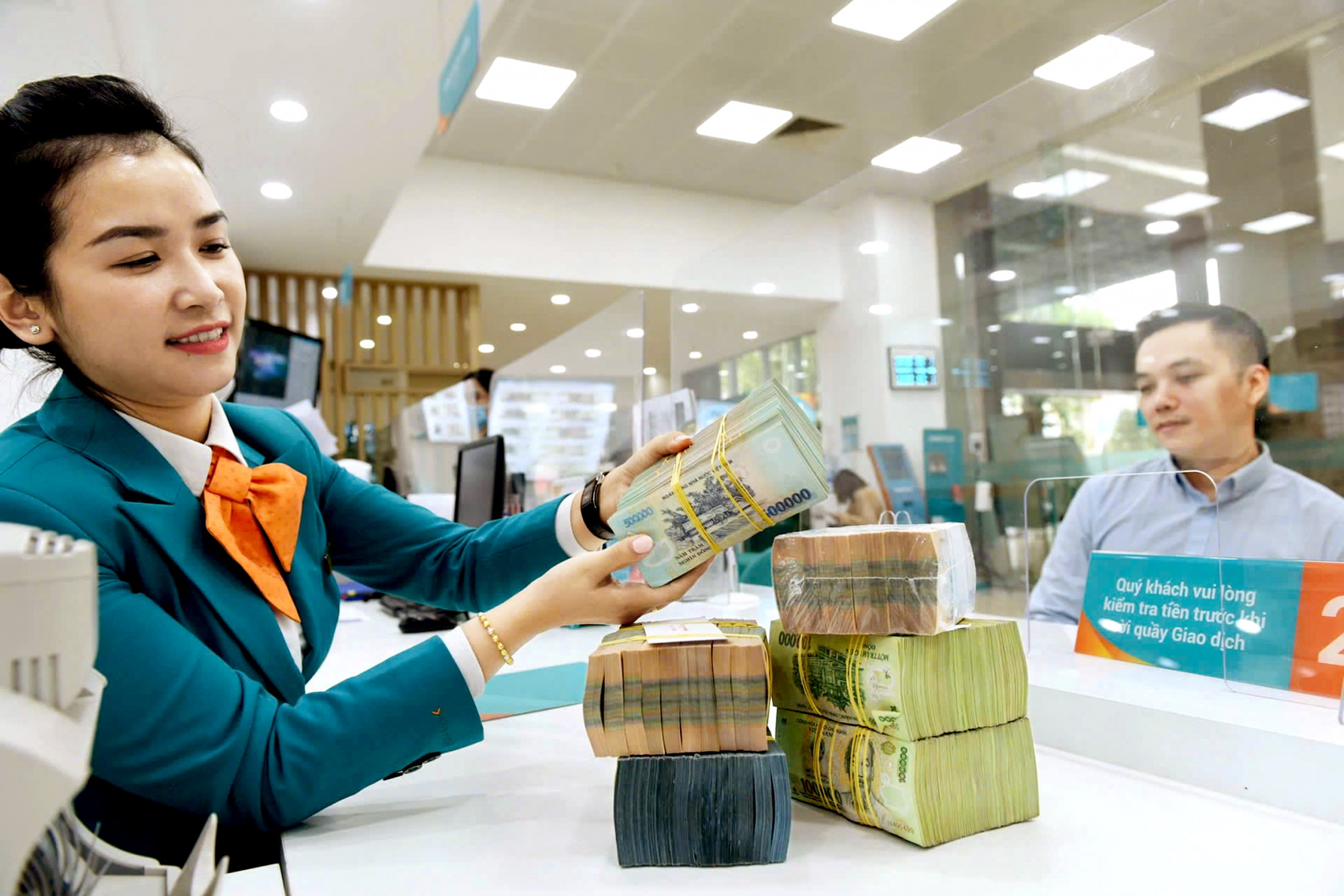 Cuối năm, nhiều ngân hàng tăng lãi suất vay tiêu dùng và dừng một số ưu đãi tín dụng - ẢNH: HOA LÀI (chụp tại Ngân hàng thương mại cổ phần An Bình)