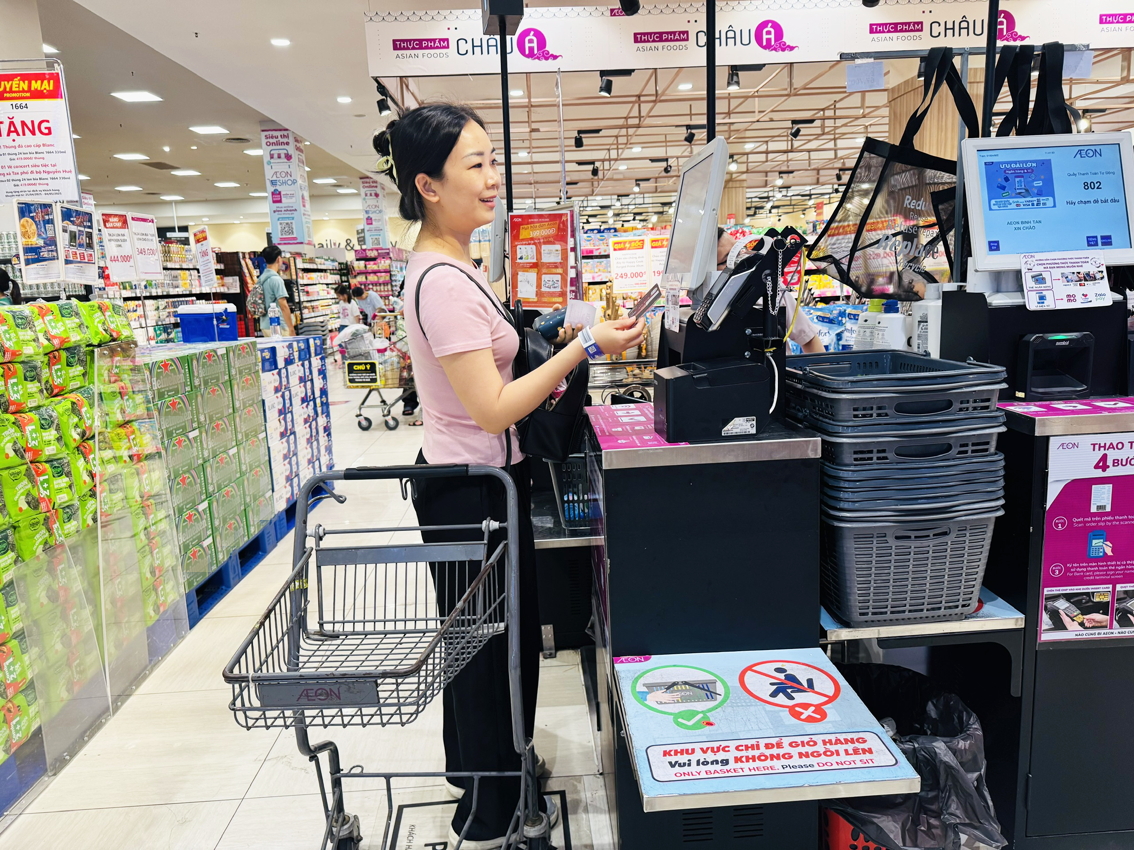 Người tiêu dùng mua hàng ở AeonMall Bình Tân, TPHCM