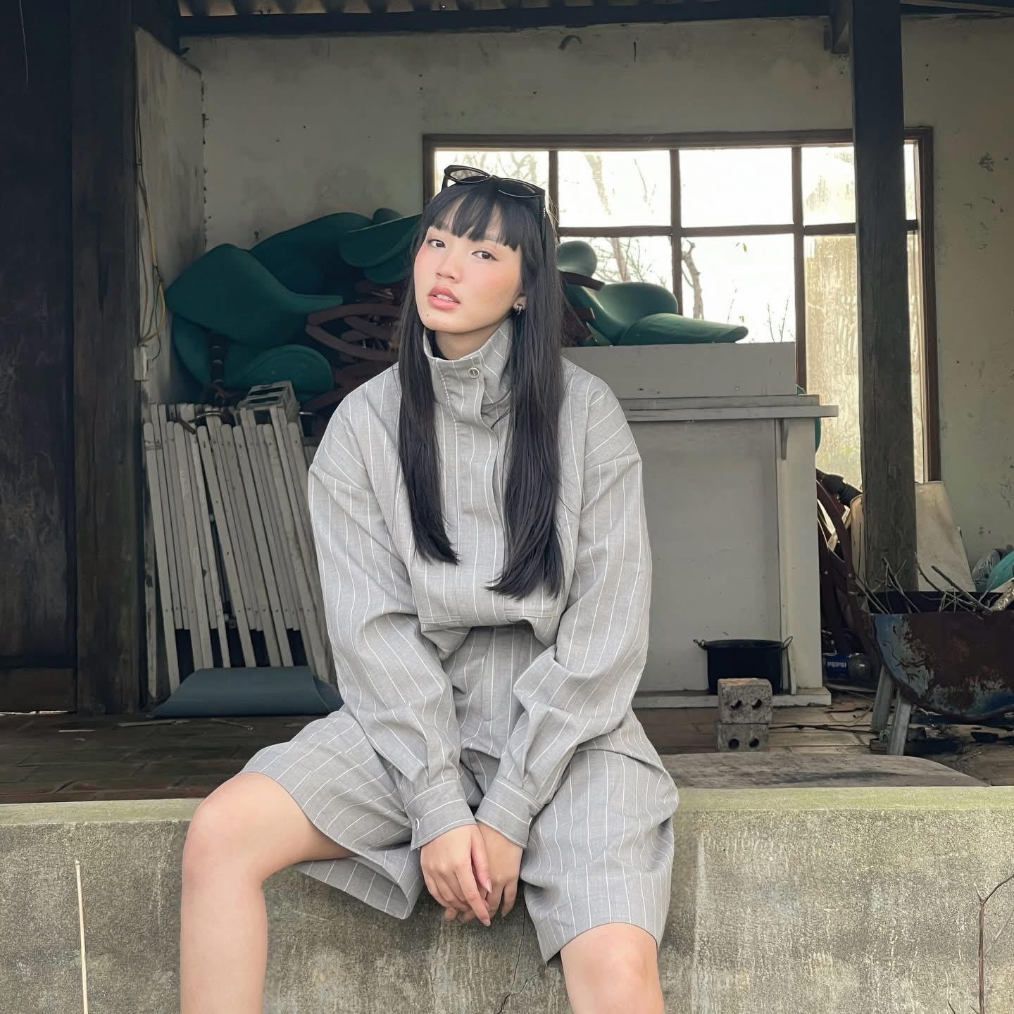 Ở đời thường, Ngoài đời, Minh Anh ưa chuộng phong cách thời trang tối giản nhưng giàu cá tính. Cô lựa chọn set đồ tông xám kẻ sọc với phom dáng rộng, cổ cao, tạo cảm giác vừa thoải mái vừa hiện đại. Thiết kế kín đáo nhưng không hề đơn điệu, ngược lại tôn lên vẻ trẻ trung, tự nhiên đúng chất gen Z. 