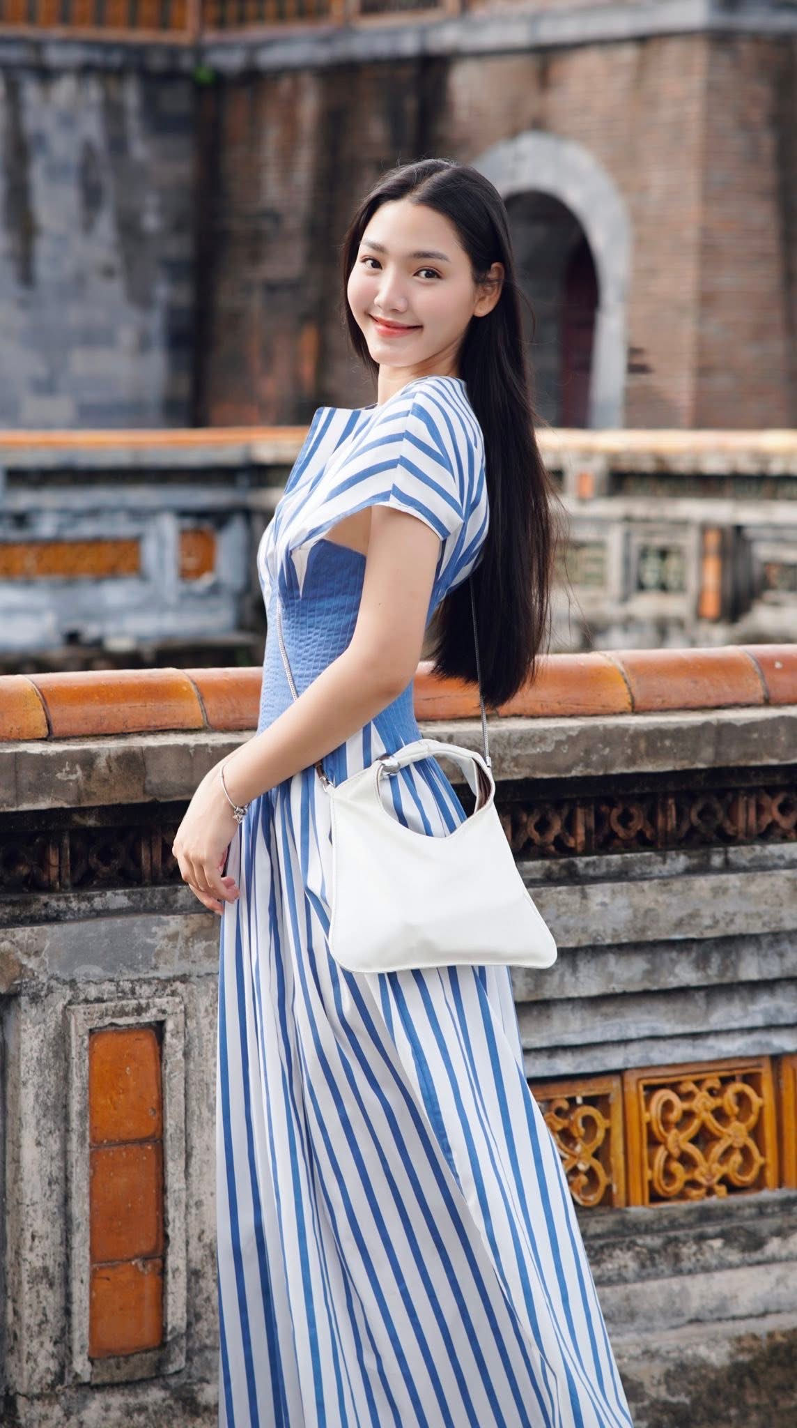 Với nhan sắc trong trẻo và hình ảnh giàu chất điện ảnh, Đoàn Minh Anh được kỳ vọng sẽ là điểm sáng của Nhà ba tôi một phòng, bộ phim dự kiến ra mắt vào Mùng 1 Tết 2026.