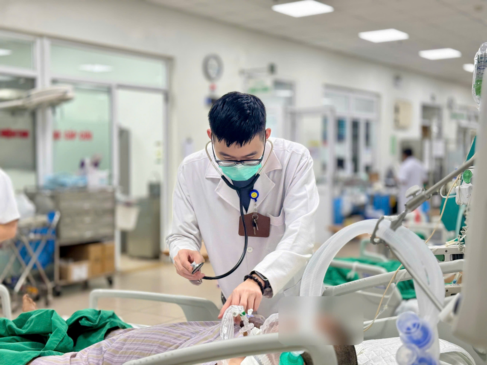 Các bác sĩ nhấn mạnh, người có bệnh nền, người cao tuổi cần được tiêm vắc xin phòng cúm mùa để giảm biến chứng nguy hiểm tới sức khỏe - ảnh: T.S