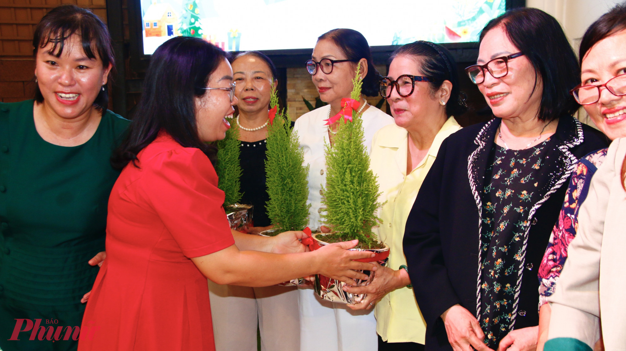 Bà Nguyễn Thị Hữu - Chủ tịch Hội LHPN phường An Hội Đông trao quà đến các Chi hội trưởng khu phố